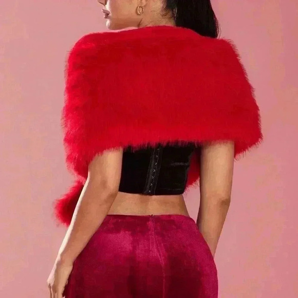 Red Casual Women's Toca Faux Fur Cape - Picture 3 of 6